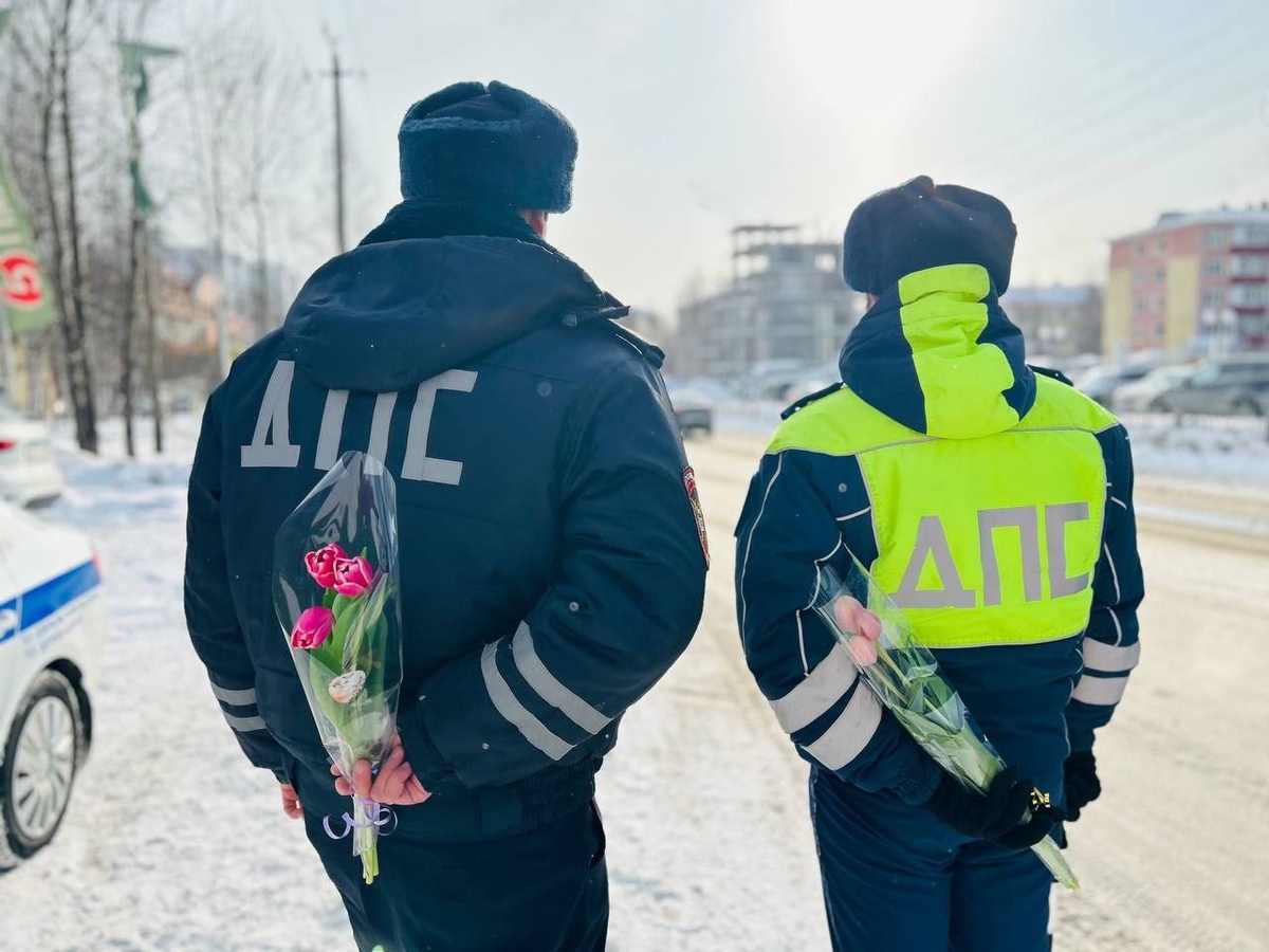    В Югре инспекторы ГАИ массово останавливают автоледи и дарят им цветы