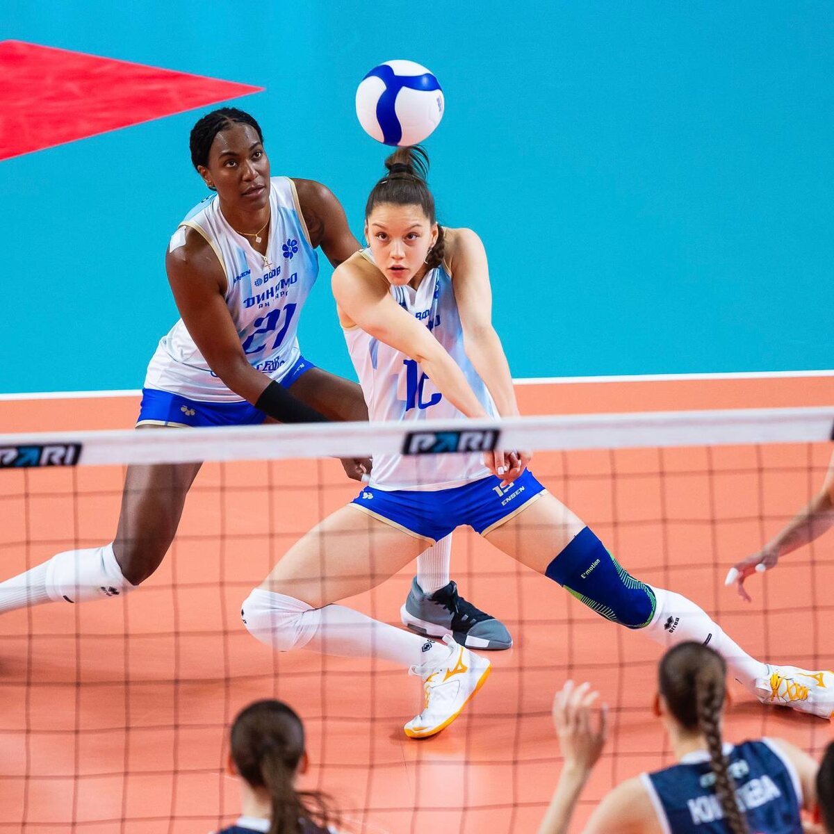 Игра на приеме - с детства основной элемент Светланы Гатиной ( номер 12). Фото: волейбольный клуб "Динамо-Ак Барс"