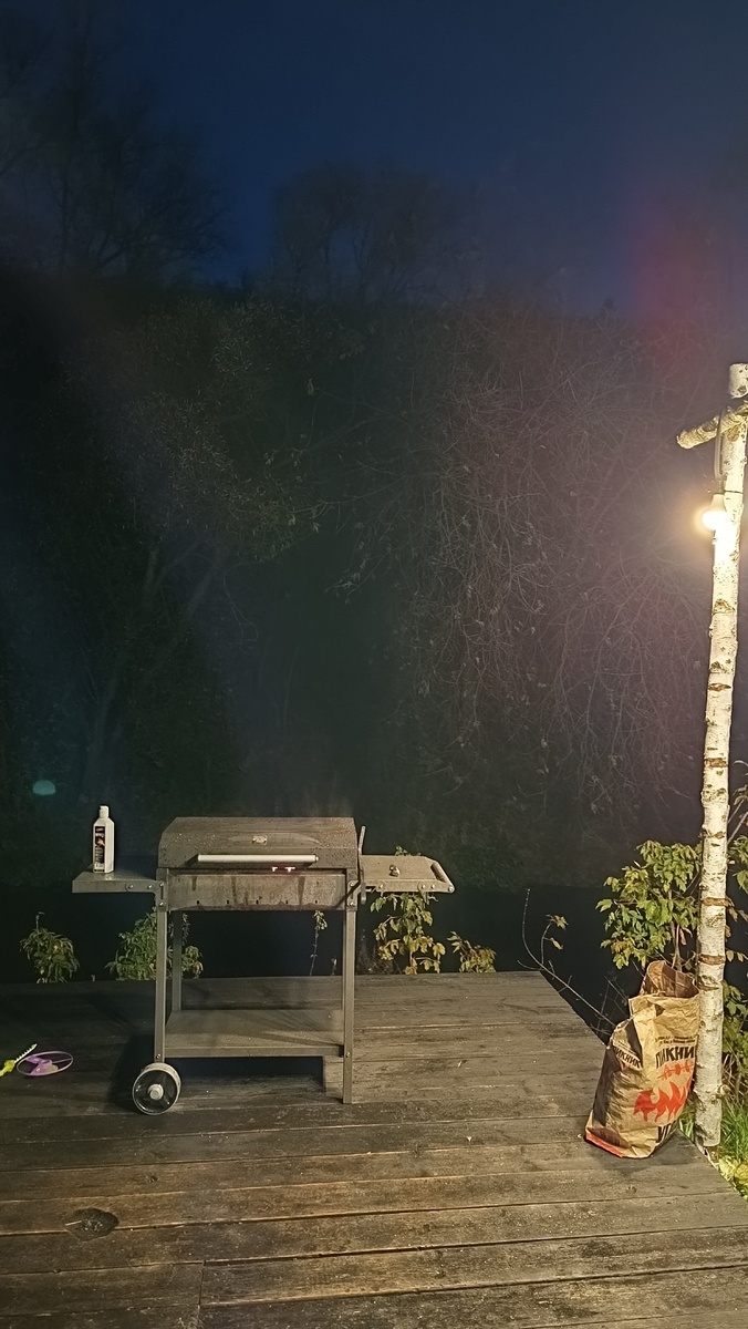 У каждого домика есть своя деревянная дорожка к речке с барбекю