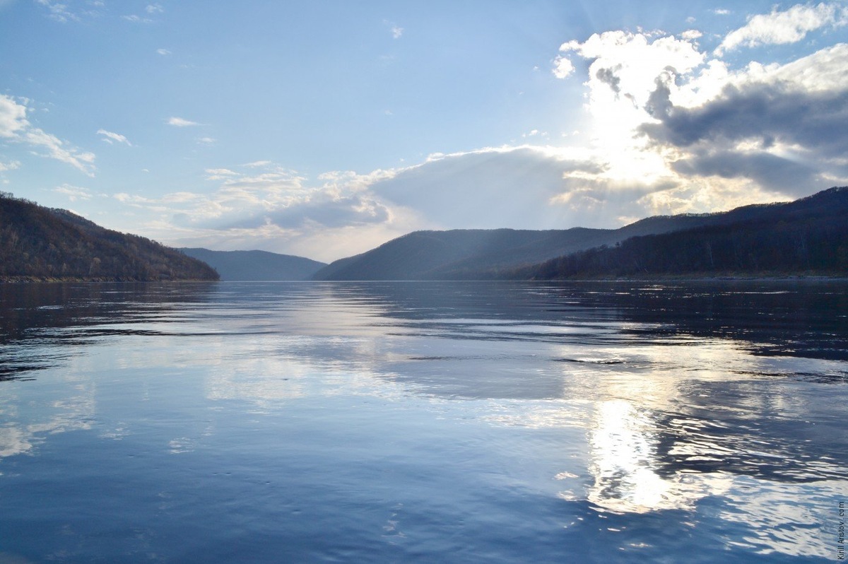 Амур - огромная река. Он судоходна практически на всем протяжении. Амур протекает по территории трех стран Китая, Монголии и России. Большая часть по территории России.