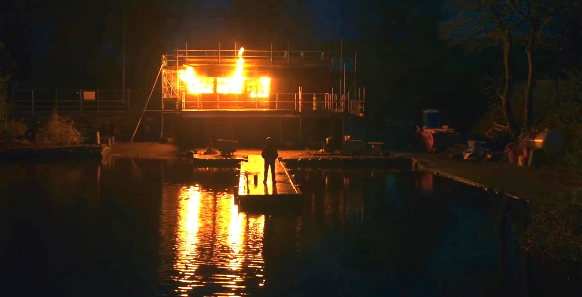 Скриншот из сериала "Пристань" ("The Jetty").