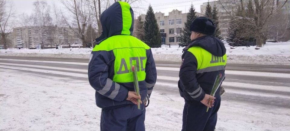    Акция ГАИ к 8 Марта. Источник: Госавтоинспекция Алтайского края