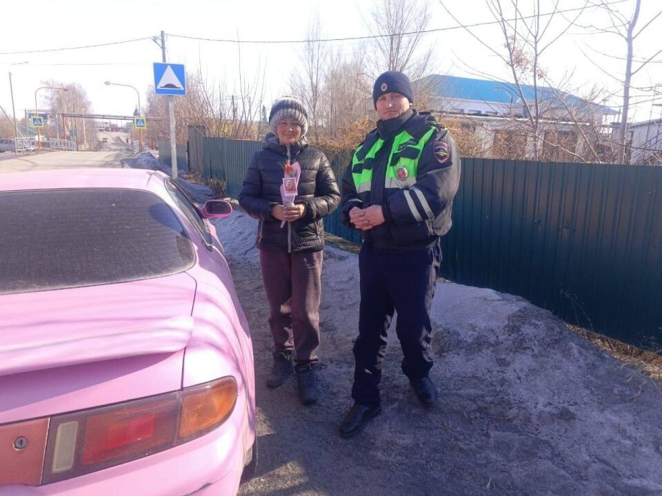    Акция ГАИ к 8 Марта. Источник: Госавтоинспекция Алтайского края