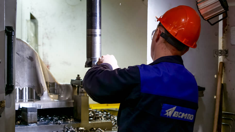 Рабочий корпорации "ВСМПО-Ависма" в цехе механической обработки штамповок.📷Фото: Евгения Яблонская / Коммерсантъ