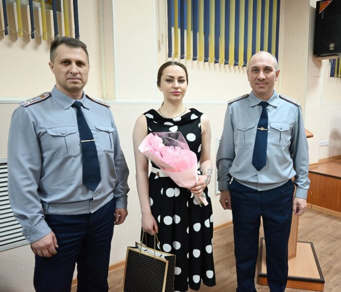 Победительница конкурса под почётным конвоем тюремного начальства / Фото: УФСИН России по Сахалинской области