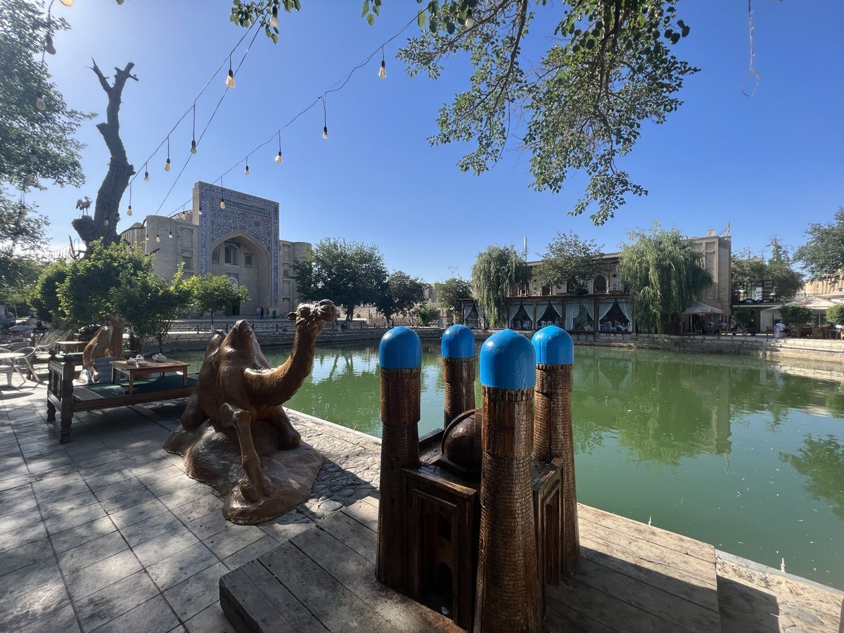 Ляби-Хауз в Бухаре. На переднем плане - миниатюра медресе Чор-Минор. На заднем плане слева - ханака Диван-Беги.