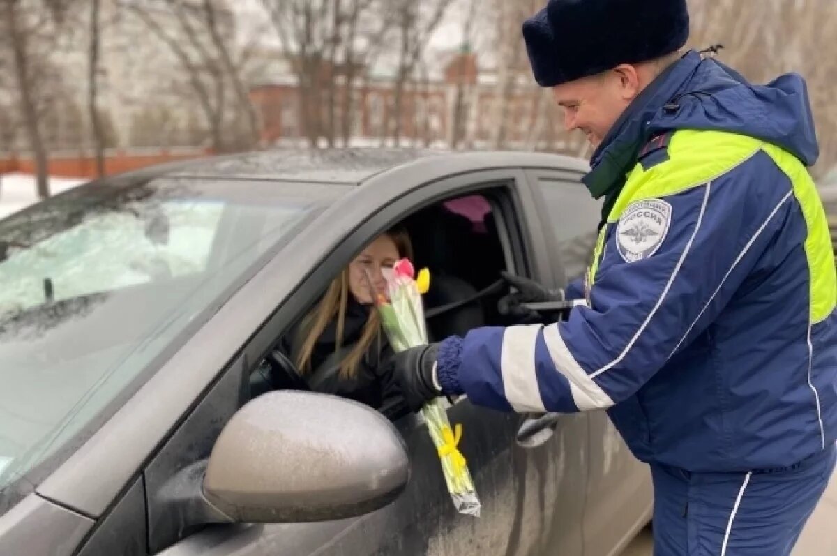    Самарские госавтоинспекторы поздравили женщин-водителей с 8 марта
