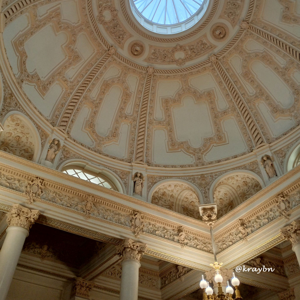 Свод потолка над парадной лестницей Шуваловского дворца