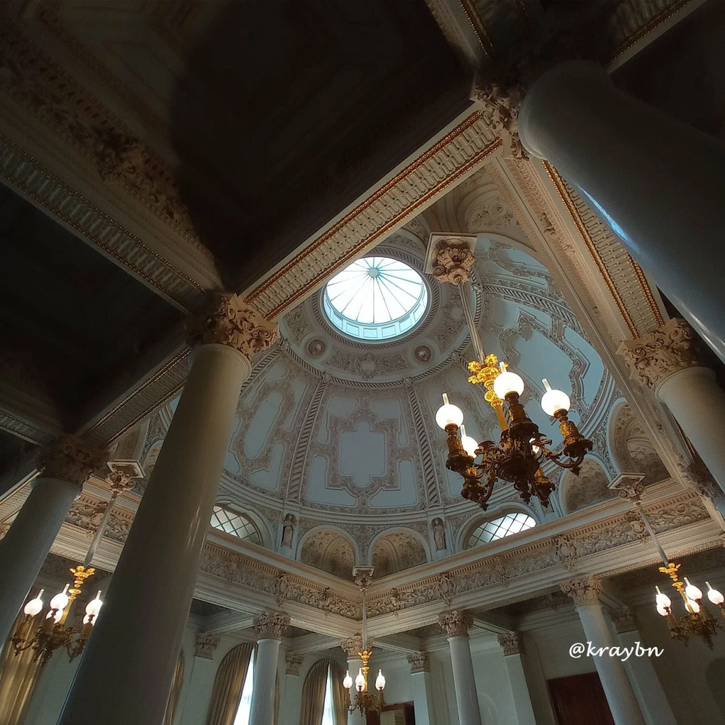 Свод потолка над парадной лестницей Шуваловского дворца