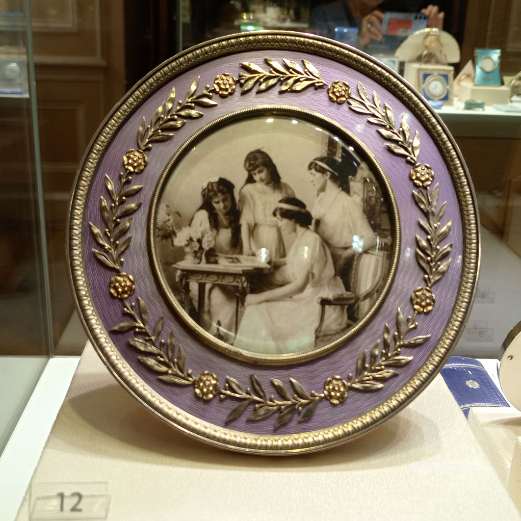 Один из экспонатов музея Фаберже: дочери Николая II в рамке 