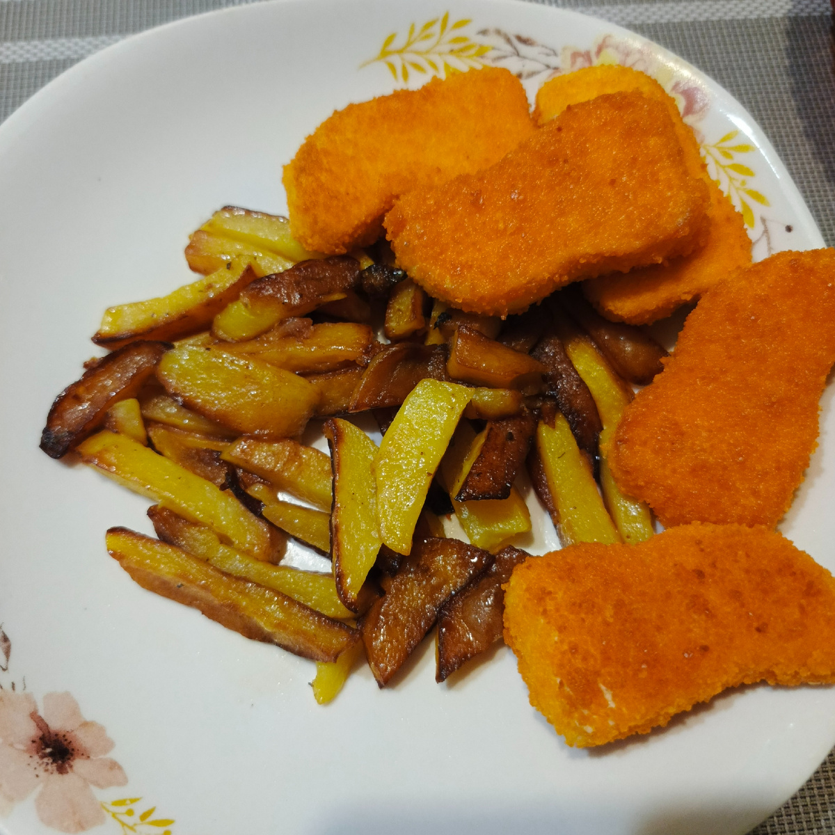 Картошка и рыбные наггетсы