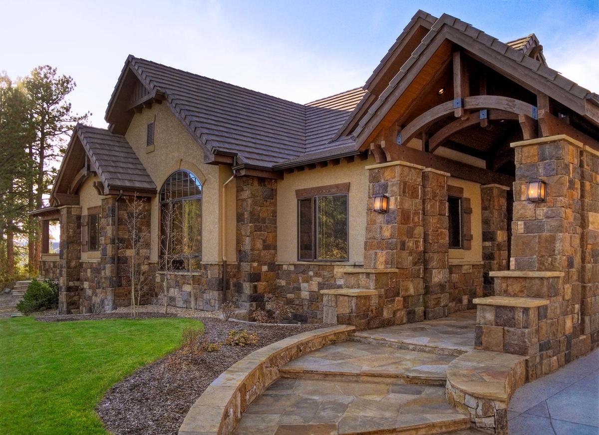 Облицовка дома искусственным камнем