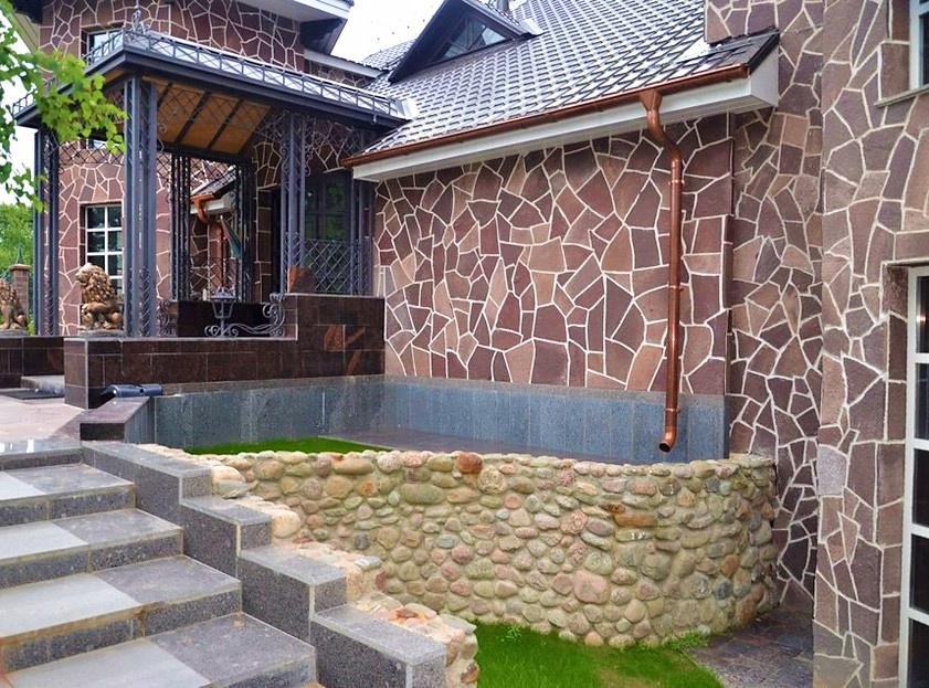 Отделка фасада дома натуральным камнем Лемезит