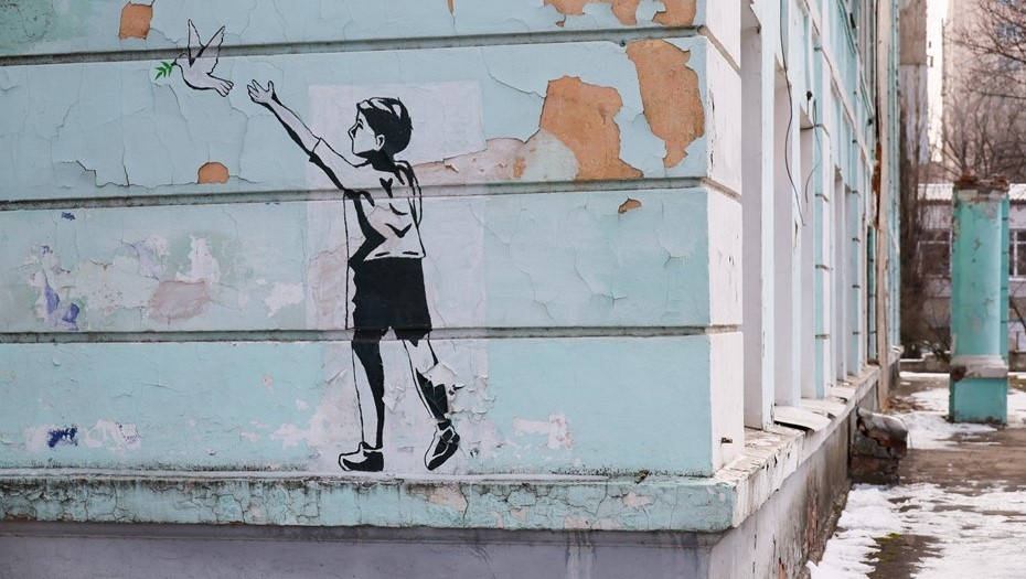    Донецк. Рисунок на стене разрушенной ударами ВСУ школы №22. Автор фото: ТАСС