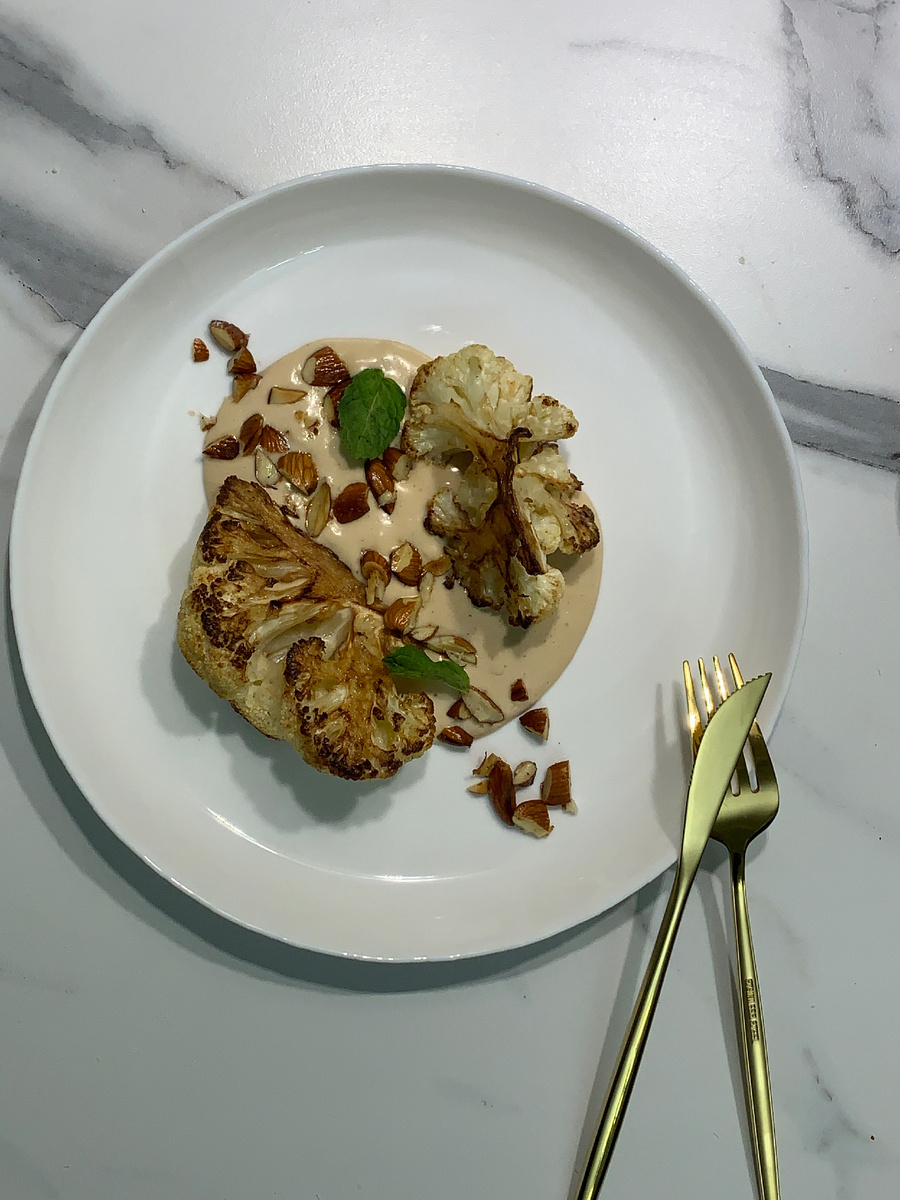 Цветная капуста с арахисовым кремом и орехами.
