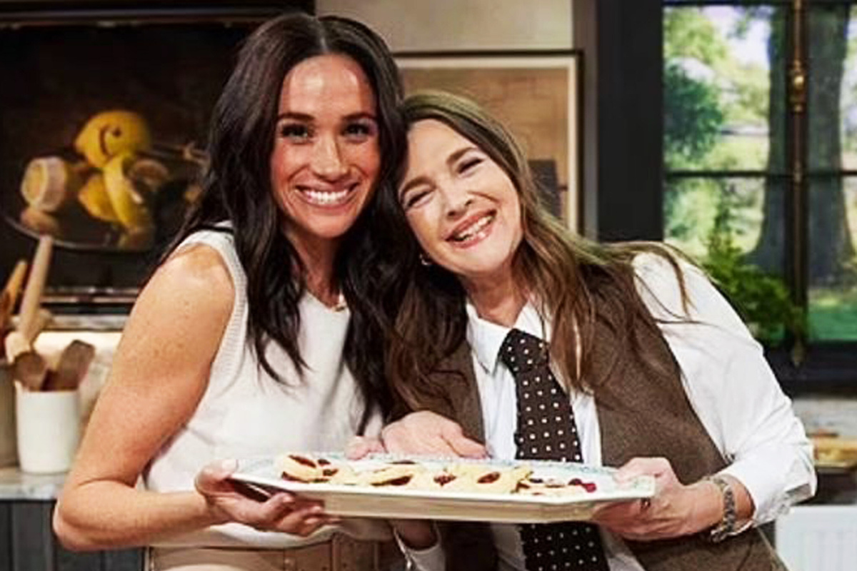     «У вас горячие отношения с Гарри»: Дрю Бэрримор вынудила Меган Маркл покраснеть