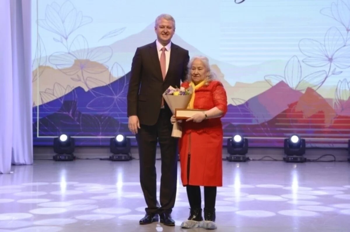    Солодов наградил выдающихся женщин Камчатки