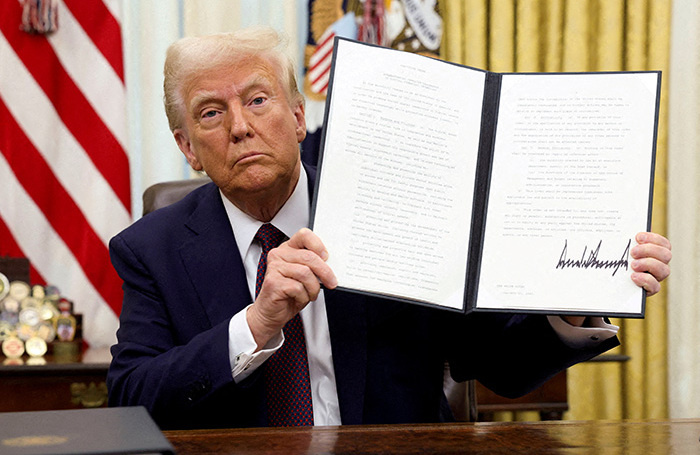    Дональд Трамп держит подписанный указ о криптовалютах.REUTERS/Kevin Lamarque