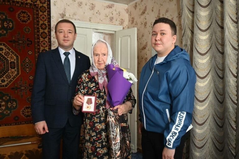    80 лет Победы. Глава Бугуруслана вручил Антонине Терентьевне Гулюткиной юбилейную медаль Марина Шарт