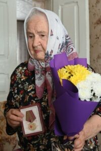    80 лет Победы. Глава Бугуруслана вручил Антонине Терентьевне Гулюткиной юбилейную медаль Марина Шарт