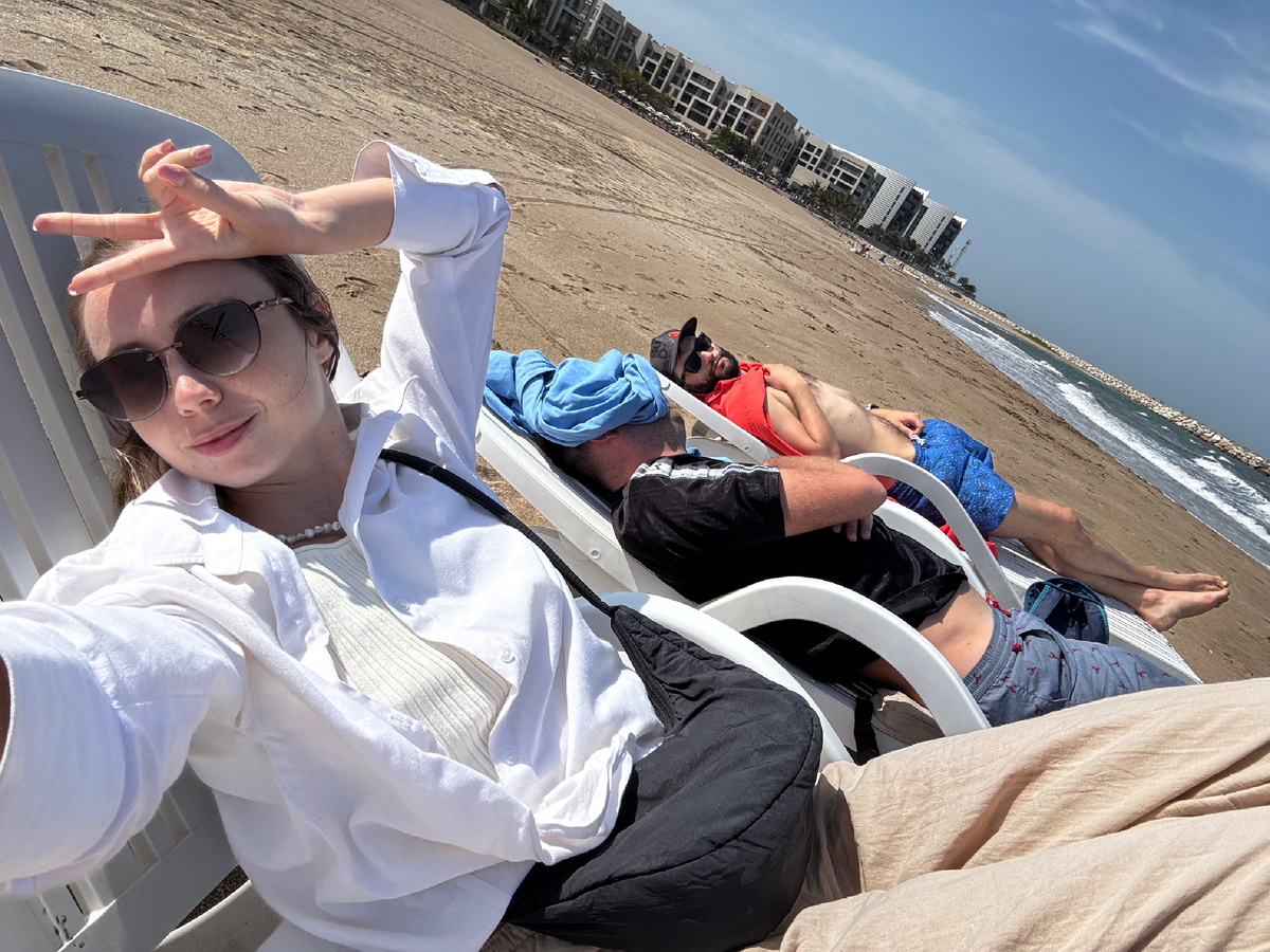 Мы легли на лежаки и сами не поняли, как заснули. Видимо, после тура на лодке утомились. С нами ещё на борту были американцы, которые, как мне теперь кажется, самая громкая нация в мире 😄 Даже мотор лодки было слышно меньше, чем их визги. Сказала Симоне и Андреа, что теперь не считаю итальянцев громкой нацией 😂