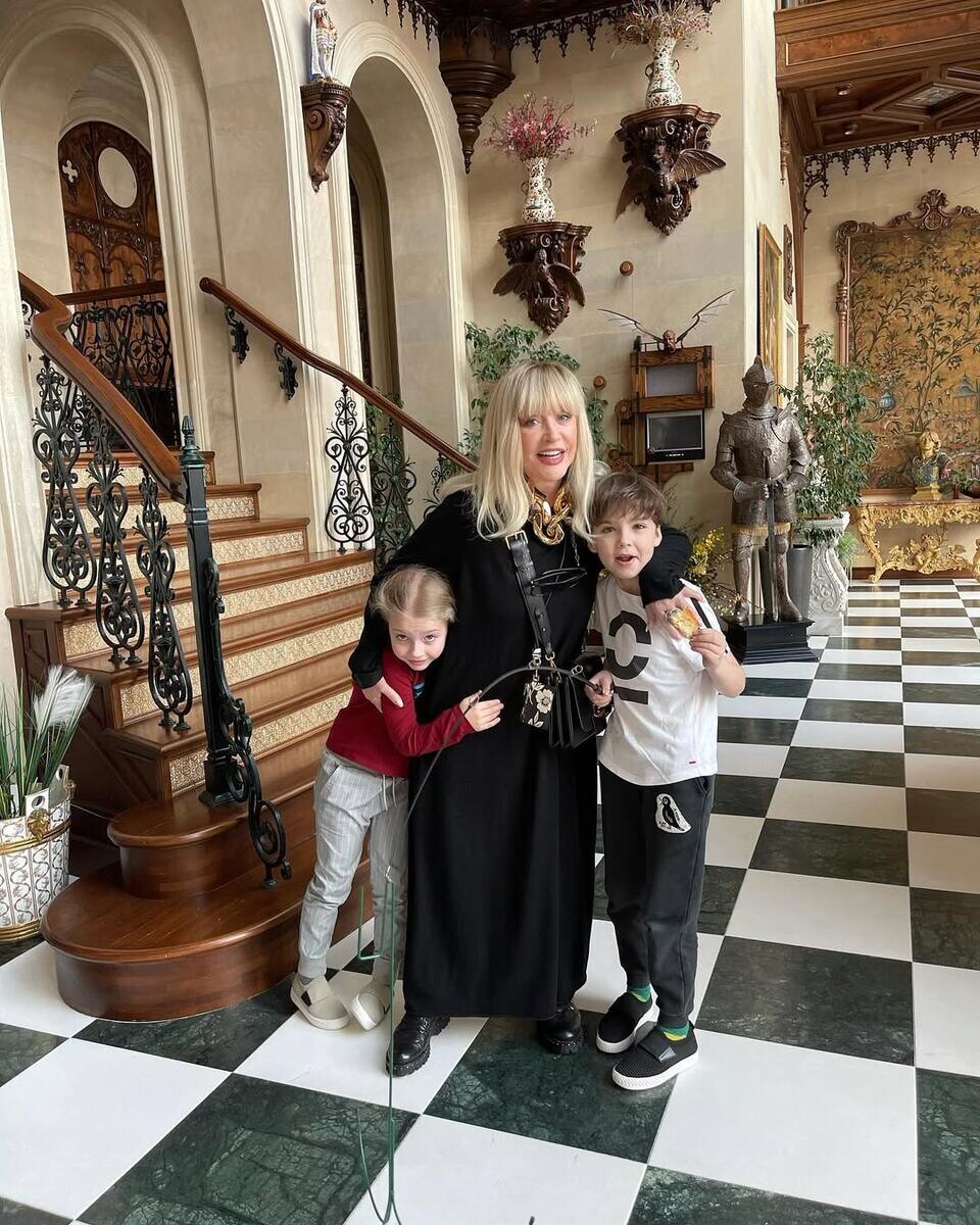 Алла Пугачева с детьми. Фото: соцсети/@maxgalkinru