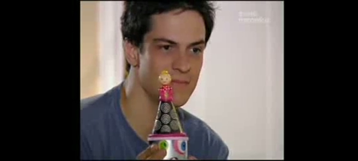 Мигел с подарком.