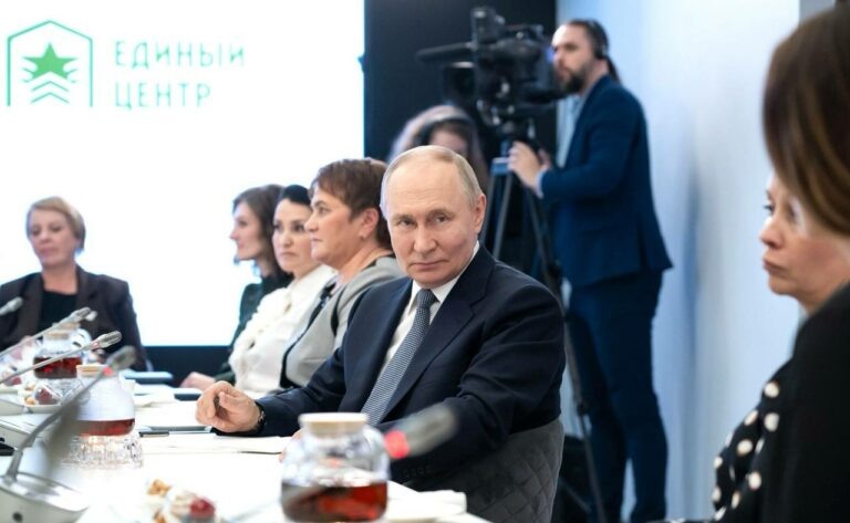    Путин встретился с сотрудницами фонда «Защитники Отечества», участницами и ветеранами СВО Кристина Просвиркина