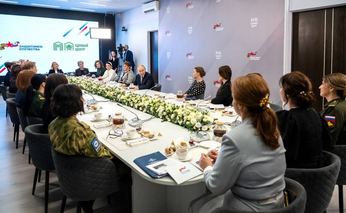  📷    Путин встретился с сотрудницами фонда «Защитники Отечества», участницами и ветеранами СВО Кристина Просвиркина