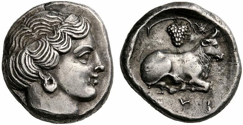 Статер Эвбеи представляет собой серебряную монету весом 12.16 грамм, отчеканенную в период около 375-357 годов до нашей эры, в эпоху Эвбейской Лиги.

Аверс монеты украшает изящное изображение головы нимфы Эвбеи, смотрящей вправо. Её облик характеризуется характерными украшениями: серьгой в форме полумесяца, простым ожерельем и особым способом уложенными волосами, собранными в рулон.

На реверсе монеты изображена лежащая корова, смотрящая вправо, а над ней свисает гроздь винограда на стебле. Вся композиция помещена в окружность с надписью "EYB" (Эвбея). 

Примечательно, что само название "Эвбея" означает "богатая коровами", что и отражено в символике монеты. Изображение винограда подчеркивает плодородность острова, известного своими виноградниками.
.