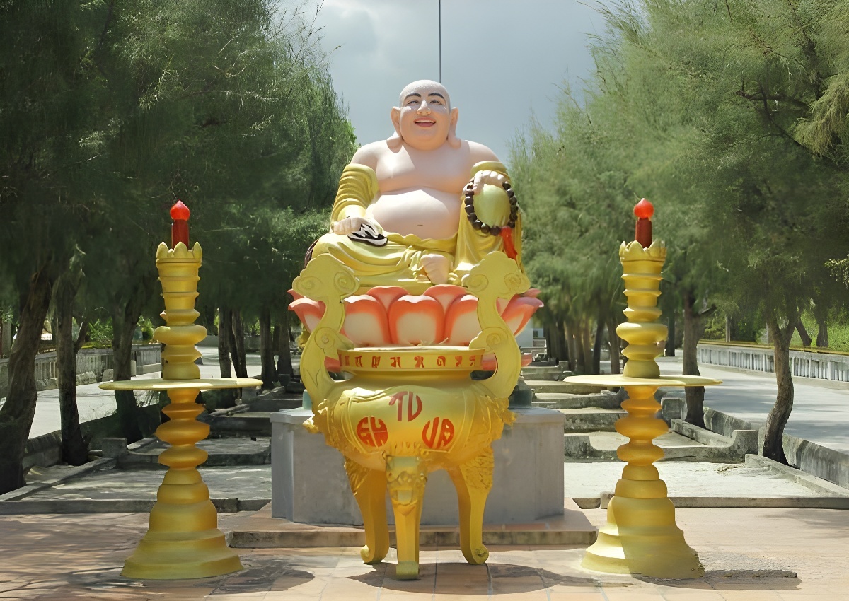 Хотэй одаривает посетителей счастьем, добром и благополучием при входе в пагоду Ту Ван и Лабиринт Дракона (Камрань)