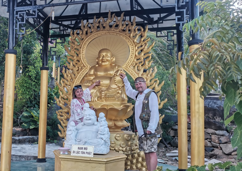 Хотэй, символ счастья и благополучия, приветствует посетителей в пагоде Чуа Да Бао, расположенной на горе в городе Нячанг