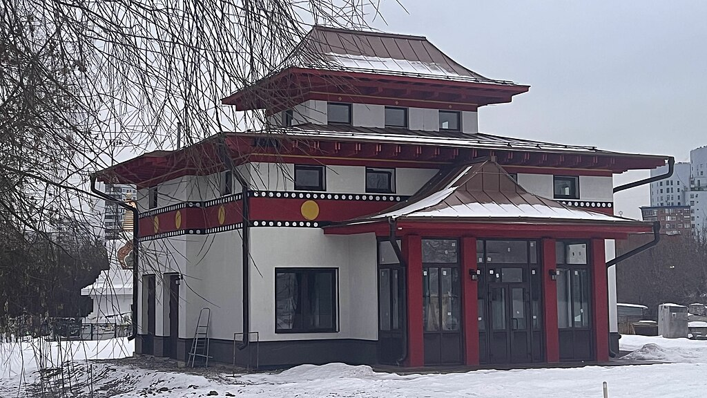 Город Москва. Здание Малого храма буддийского храмового комплекса Тубден Шедублинг. 