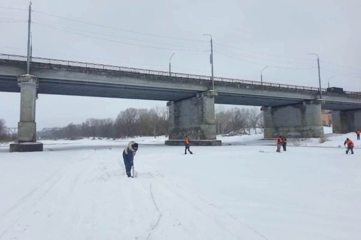    В Оренбурге начались работы по распиловке льда на реке Урал
