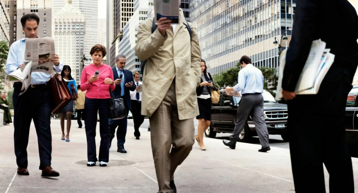 Прохожие, увлеченные своими заботами