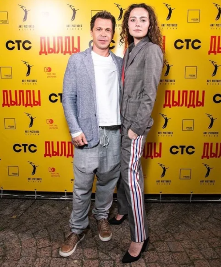 Две главные звезды сериала "Дылды".