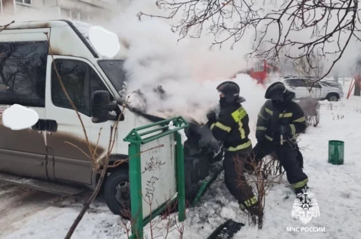    Во дворе ульяновской многоэтажки загорелся микроавтобус