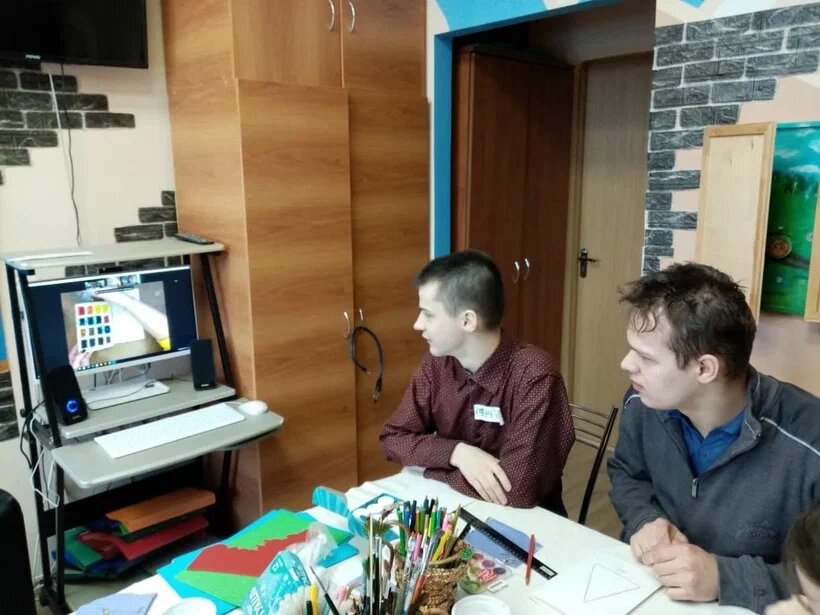 Ребятам рассказывают про сочетания цветов