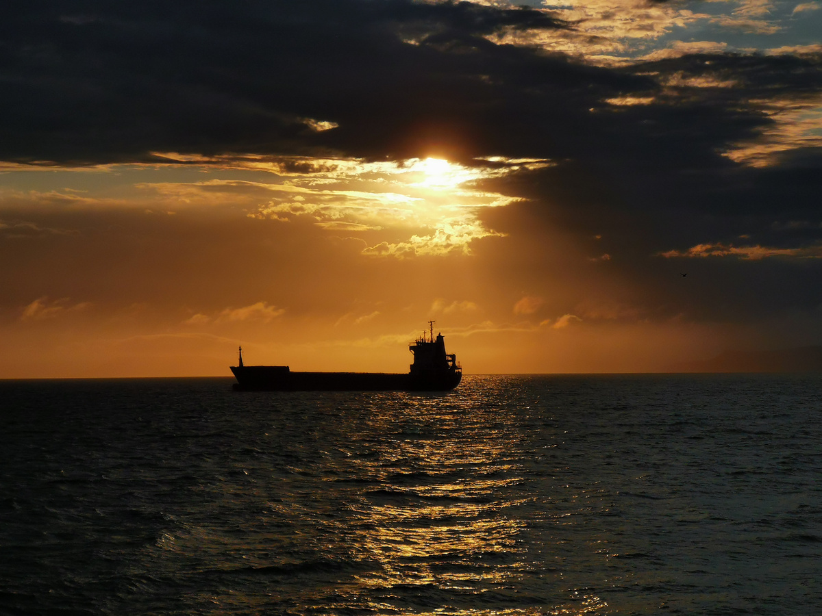 На Амурский залив опускается ночь