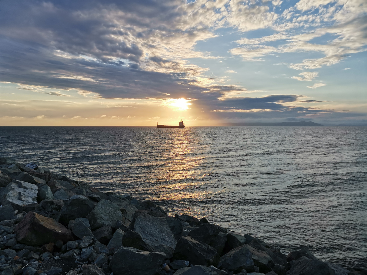 Сухогруз в Амурском заливе.