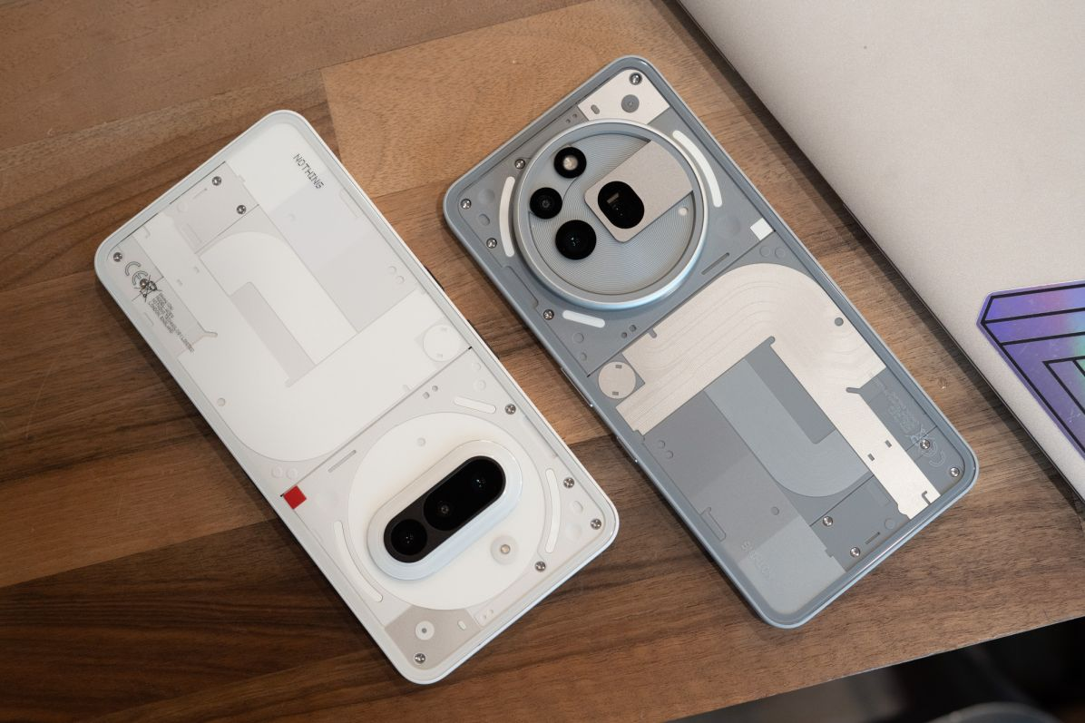 Слева Nothing Phone (3a), а справа Nothing Phone (3a) Pro