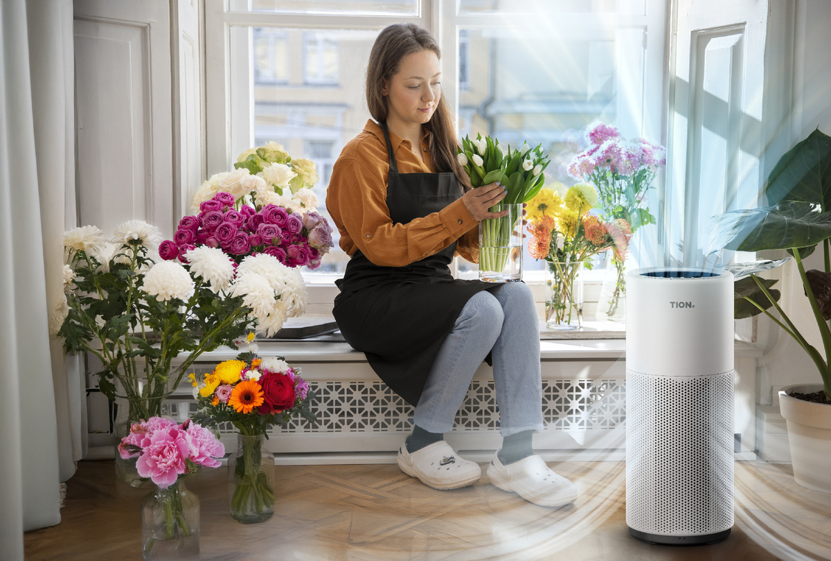 Увлажнитель воздуха TION Iris в цветочном магазине