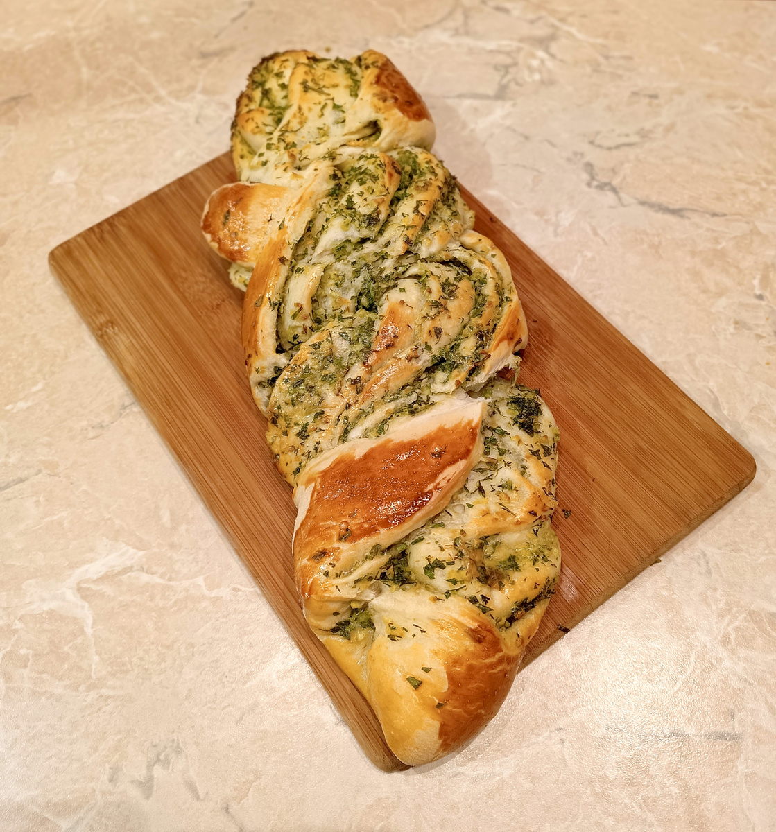 Домашний хлеб с чесноком и зеленью