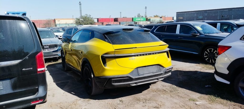 Импорт новых легковых автомобилей снизился сразу на 73%.