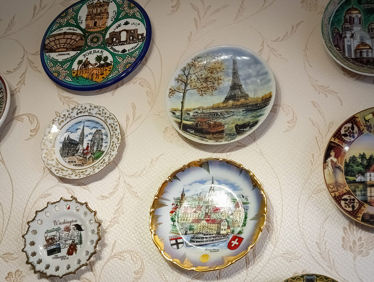 Сувенирные тарелки, привезенные из путешествий