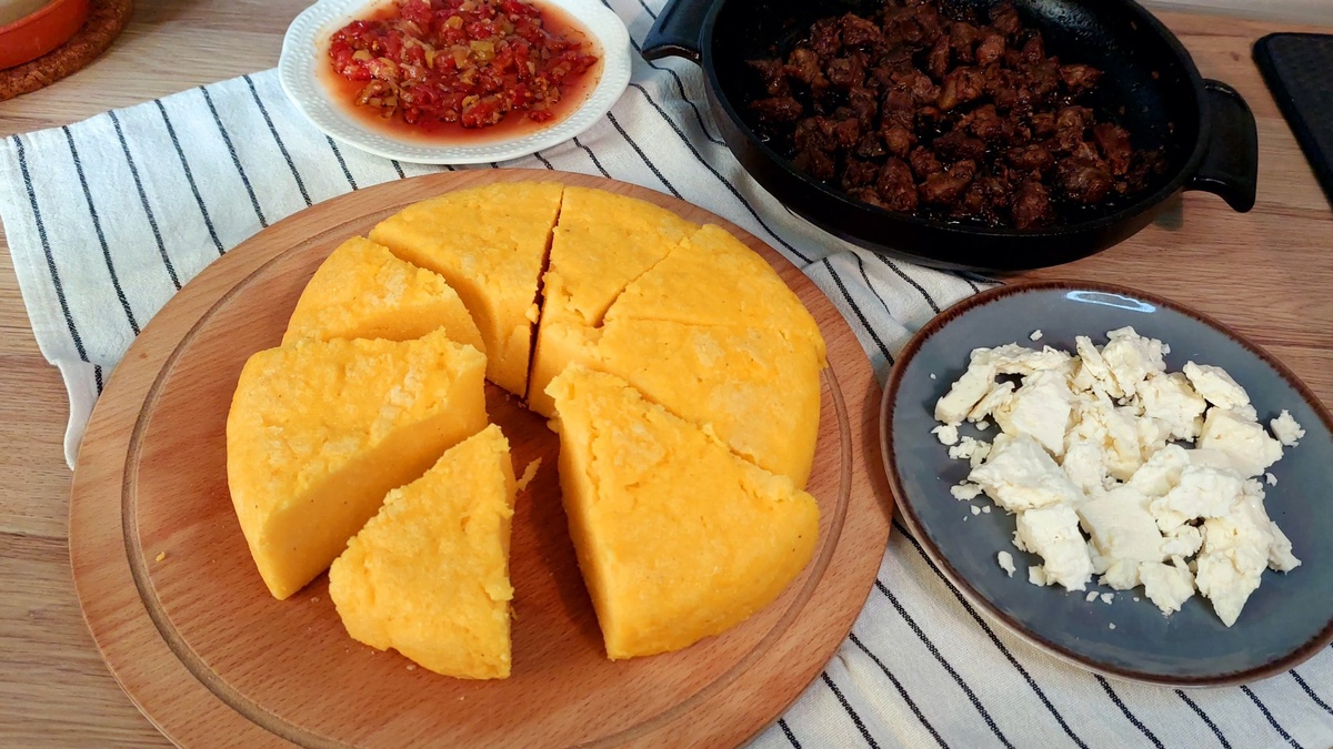 Мамалыга подается отдельно на плоской деревянной посуде или доске. 