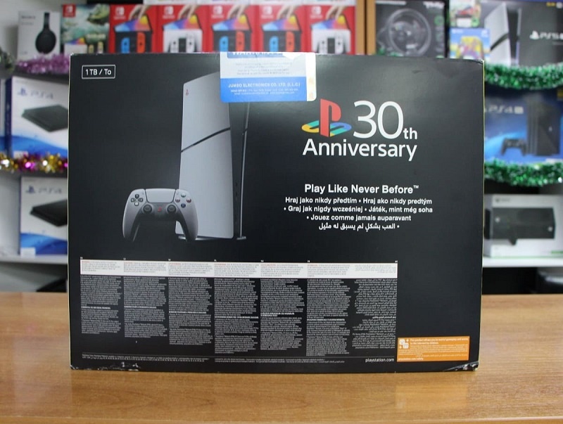 Консоль выполнена в платиново-сером цвете, который отсылает к оригинальной PlayStation 1994 года