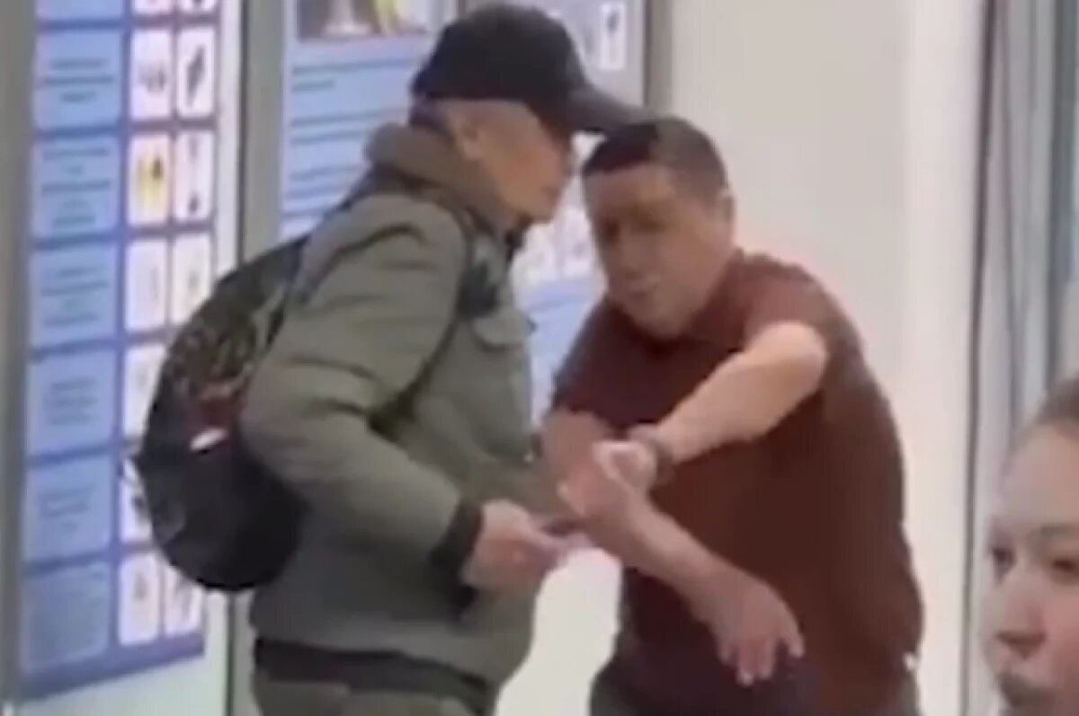    Появились кадры задержания взявшего в заложницы сотрудницу аэропорта Алматы