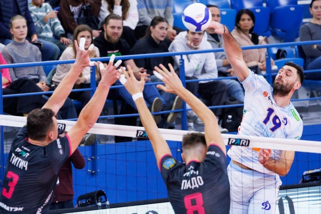    "Нова" (игроки в темной форме) и "Динамо" в эмирате Дубай будут проводить свои матчи поздними вечерами. / Пресс-служба ВФВ