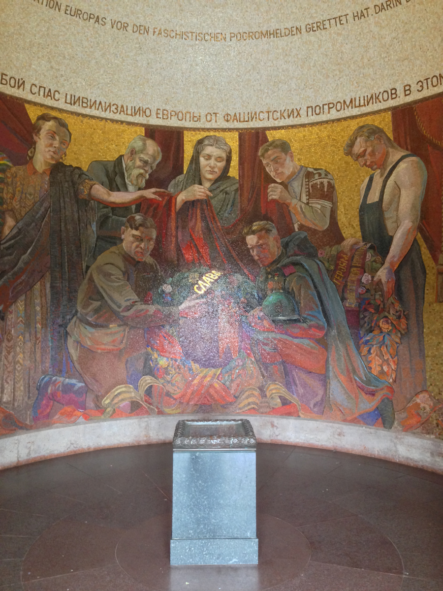 На изображении показана мозаика в Трептов-парке в Берлине с надписью «Ныне все признают, что советский народ своей самоотверженной борьбой спас цивилизацию Европы от фашистских погромщиков. В этом великая заслуга советского народа перед историей человечества» (цитата из доклада И. В. Сталина к 27-й годовщине Октябрьской революции).